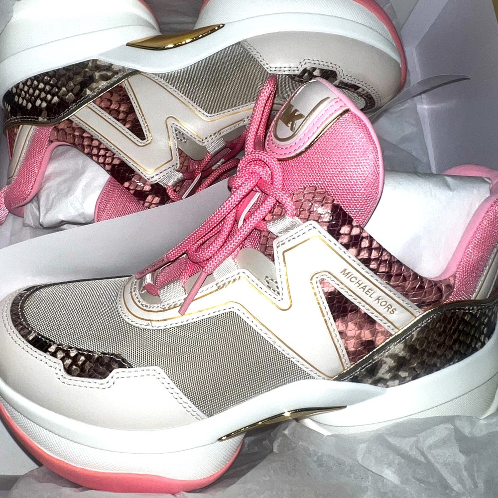 BRAND NEW, NEVER BEEN WORN!
Stunning MK Olympia trainer, size 8.5M